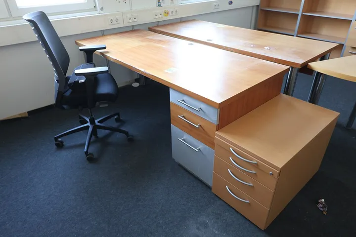 1 x Tisch, 1 x Bürostuhl, 1 x Rollcontainer Tischmaß: 200 x 85 x 75 cm